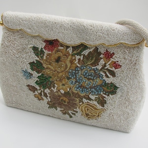 Maravilloso bolso vintage de los años 30 con cuentas blancas y un ramo de flores bordadas en el frente