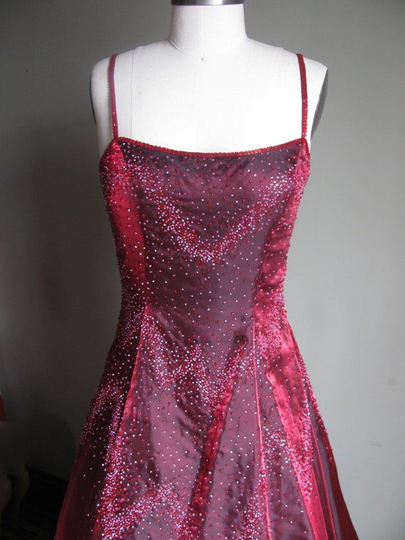 Stunning Vintage 2004 Red/Burgundy Taffeta Gown wi