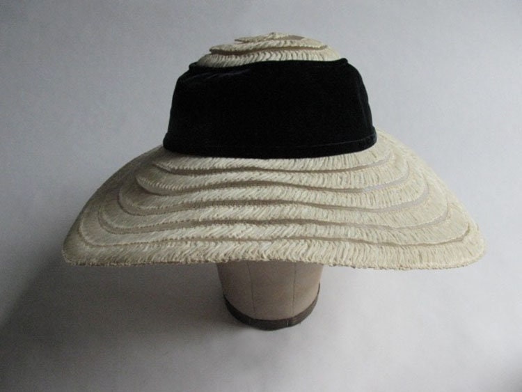 Vintage Florianne Off-white Brimmed Hat With Navy Velvet  display picture 2