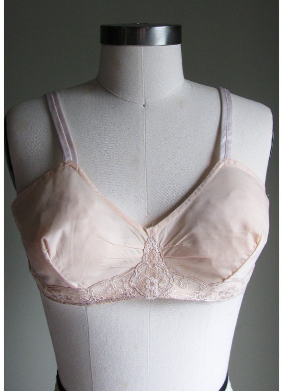 Pretty Vintage 1950s Peach Bra with Lace Trim and 