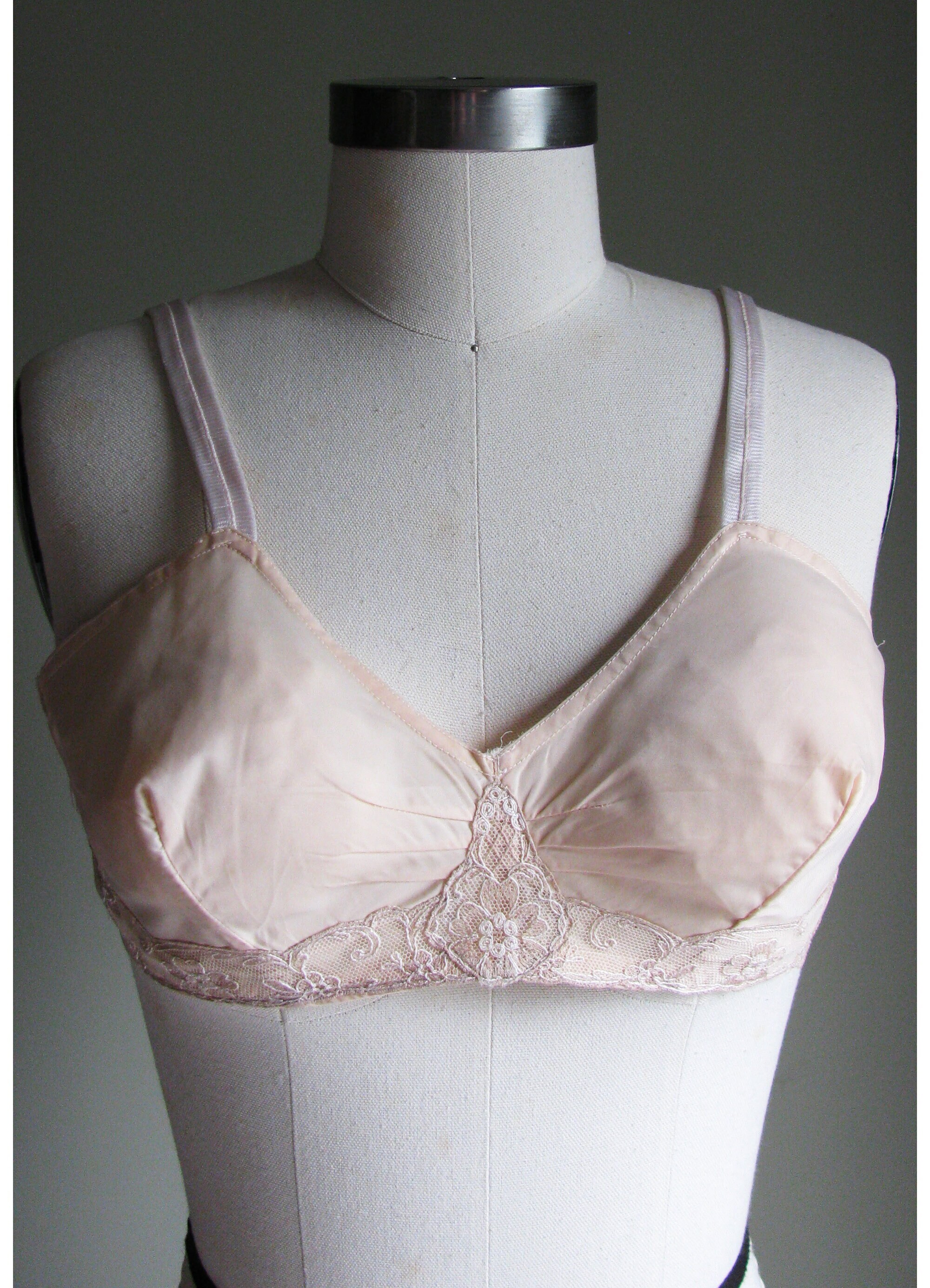 Pretty Vintage 1950s Peach Bra with Lace Trim and Hook and Eye Closure