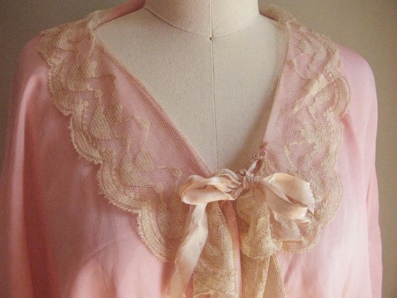 Beautiful vintage 1920s pink silk robe edged in ec