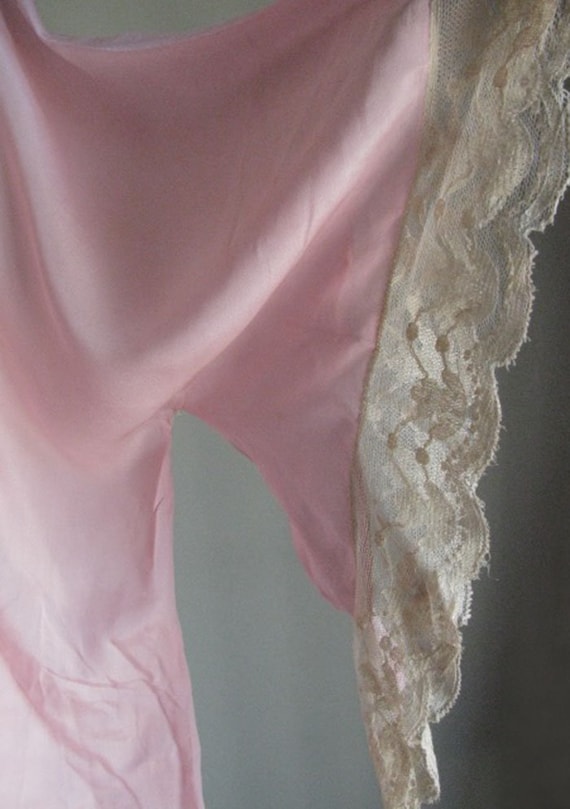 Beautiful vintage 1920s pink silk robe edged in e… - image 5