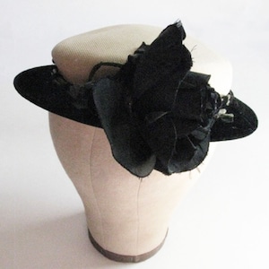 Edwardian lino cappello con la tesa di velluto e grande fiore nero