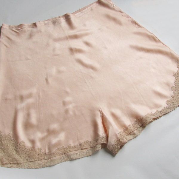 Wonderful Vintage 1920s Luxurious Silk Peach Tap Pants with Ecru Lace Trim from Saks Fifth Avenue