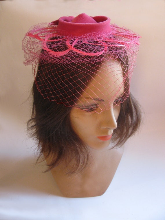 Vintage 1940s Pink Velvet Small Hat With a Bow, Feather  display picture 3