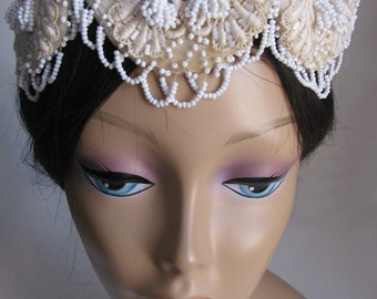 Vintage 1950s Elegant Ivory and White Beaded Lace Pill Box  display picture 3