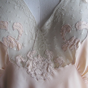 Vintage 1920s Light Peach V-Neck Long Silk Gown with Capped Sleeve Trimmed in Lace