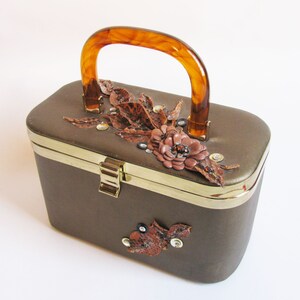 Maravilloso bolso de mano vintage rectangular con asa de imitación de carey y adornado con hojas de piel de pitón y flores de piel