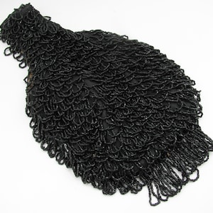 Bolso vintage elegante de los años 20 en color negro con hileras y hileras de abalorios negros y asa ancha para la muñeca
