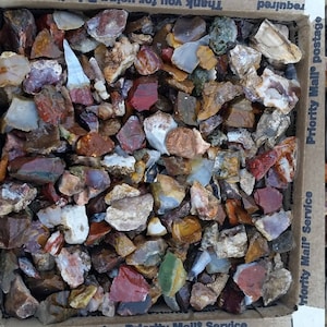 Más de 26 libras de material en bruto para pulir. Incluye: ágatas mixtas, jaspes y otros materiales de gran calidad.