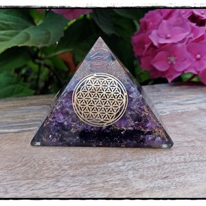 Orgonite pyramid with amethyst crystals and the symbol of the flower of life