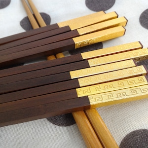 Modern Gold Lines Chopsticks. A unique party or wedding favor set. Natural wooden sushi chopstick.