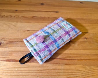 DUŻE etui na telefon Harris Tweed w kolorze przydymionego różu Multicheck – do iPhone'a 12 / 13 / 14, Samsunga Galaxy 22+ / 23+