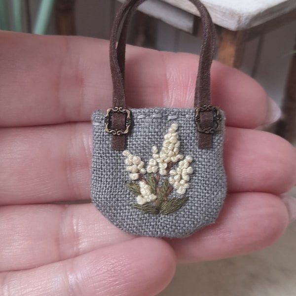miniatyr broderad väska till docka, blomväska, dockhus, dekorativ, skala 1/12, 1/6, stugkärna