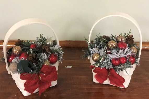 Paniers de Noël avec fleurs, décor de table de Noël, petits