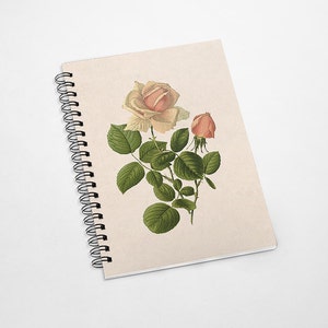 Op de afbeelding: Een spiraalgebonden notitieboek met een beige omslag met een vintage illustratie van een roze en witte roos met groene bladeren.