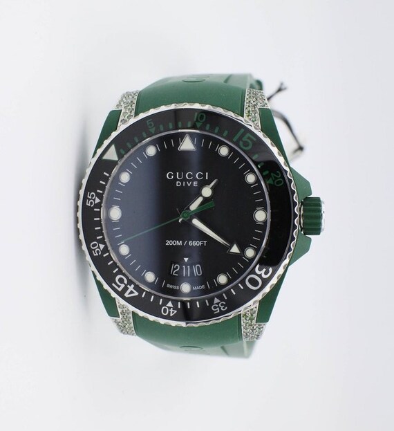 black gucci dive watch