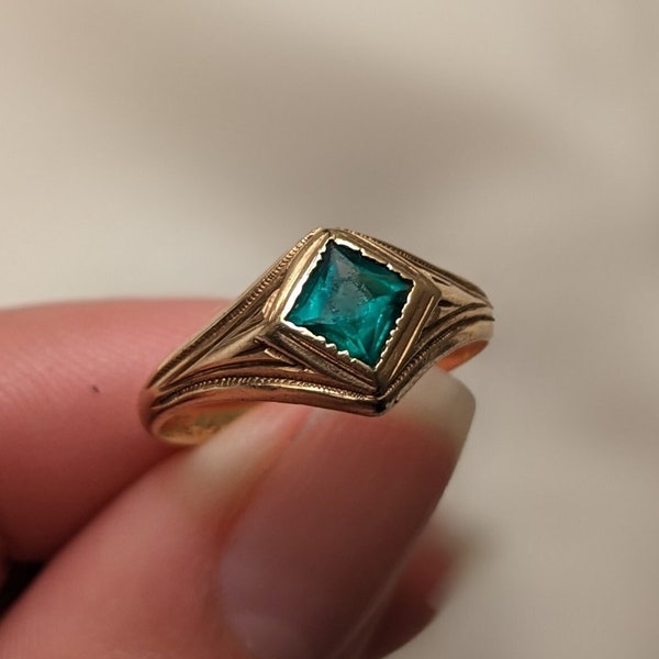 Beautiful Antique Signet Ring in 18k Gold with Green Paste Stone