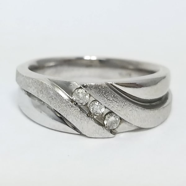 10k White Gold Men's 3-Stone Round Cut Diamond Ring Wedding Band Angled Sandblasted 0.10 ct Size 7