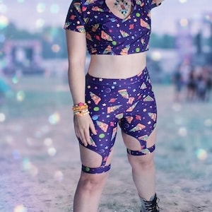 Pantalones cortos morados Cosmic Pizza para mujer / Ropa EDM para festivales / Pantalones cortos de motociclista de cintura alta / Pantalones para rave / Bexi Apparel imagen 1