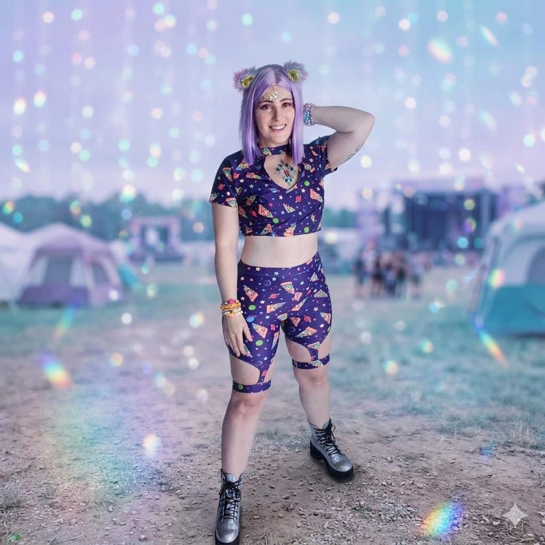 Pantalones cortos morados Cosmic Pizza para mujer / Ropa EDM para festivales / Pantalones cortos de motociclista de cintura alta / Pantalones para rave / Bexi Apparel imagen 1