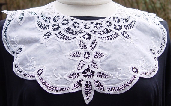 Detachable Lace Collar w/Pearl-Like Button ~ Vict… - image 2