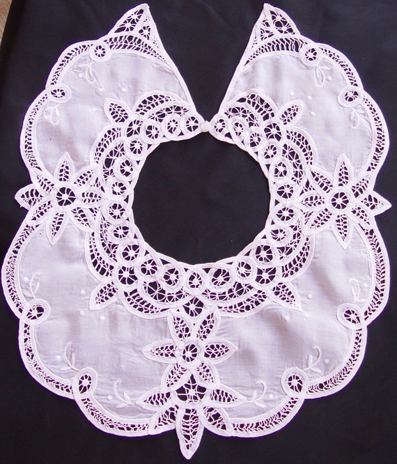 Detachable Lace Collar w/Pearl-Like Button ~ Vict… - image 1