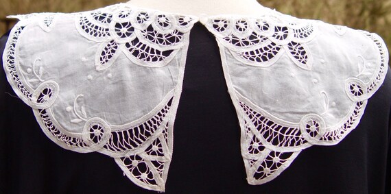 Detachable Lace Collar w/Pearl-Like Button ~ Vict… - image 3