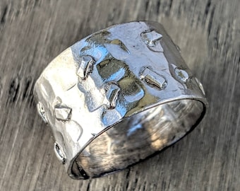Anillo martillado de plata, anillo de declaración, regalo para ella, anillo de la banda de los hombres, anillo único de aniversario, anillo de compromiso