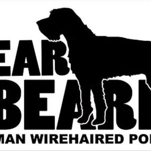 Puede incluir: Gráfico en blanco y negro con la silueta de un perro de raza Braco Alemán de pelo duro. El texto "FEAR THE BEARD" está sobre "GERMAN WIREHAIRED POINTER". Un diseño llamativo para los amantes de los perros.