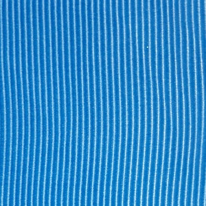 以下が含まれることがあります： リブのテクスチャを持つ明るい青色の生地のクローズアップ。