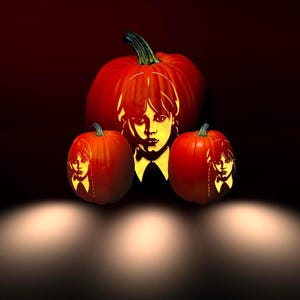 Peut inclure: Trois citrouilles orange disposées en groupe, chacune sculptée avec une silhouette jaune lumineuse représentant une personne aux cheveux tressés et chemise à col. La citrouille centrale est plus grande que les deux plus petites devant.