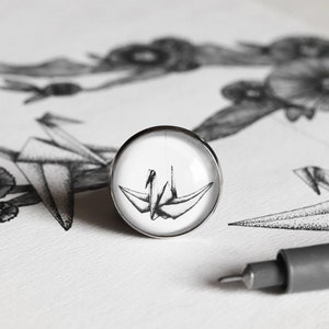 Anello con disegno di gru origami - gioiello illustrato fatto a mano con immagine stampata
