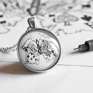 Ciondolo con disegno di farfalla con ali fatte di carte da gioco  - gioiello illustrato fatto a mano con immagine stampata