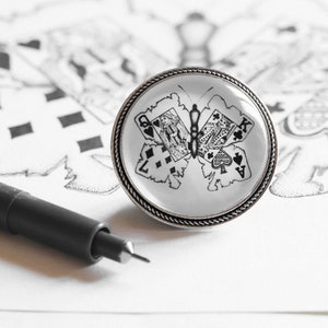 Spilla con farfalla con ali fatte di carte da gioco - gioiello illustrato - gioiello fatto a mano con disegno stampato