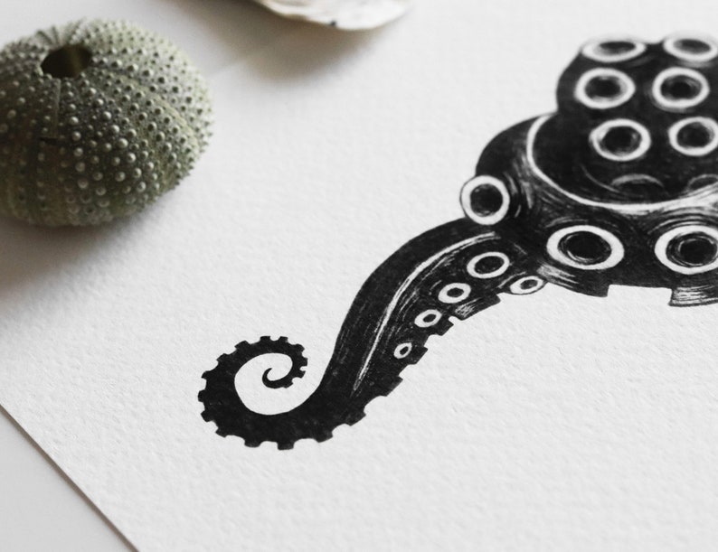 Stampa KNOT illustrazione di un tentacolo di polpo con un nodo disegno in penna nera realizzato durante l'Inktober A5, A6 immagine 9