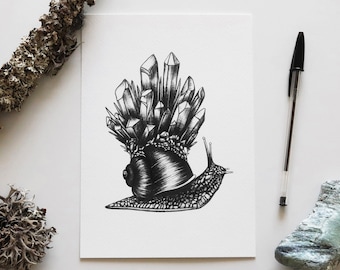 Stampa "CRYSTAL" - illustrazione di una lumaca con cristalli sul guscio - disegno in penna nera realizzato durante l'Inktober - A5, A6