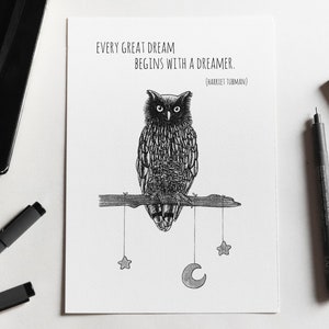 Gufo con frase su sogni e sognatori - illustrazione metaforica di animale con citazione motivazionale - stampa A5