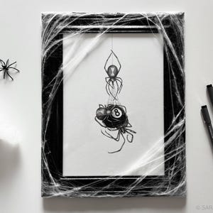 Disegno originale di ragni Vedova Nera in una cornice decorata a mano con ragnatele finte -  pezzo unico