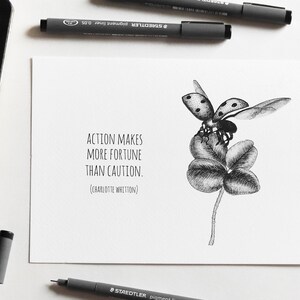 Coccinella in volo su quadrifoglio con frase sulla fortuna - illustrazione metaforica di animale con citazione motivazionale - stampa  A5