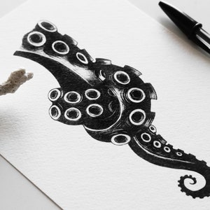 Stampa KNOT illustrazione di un tentacolo di polpo con un nodo disegno in penna nera realizzato durante l'Inktober A5, A6 immagine 3