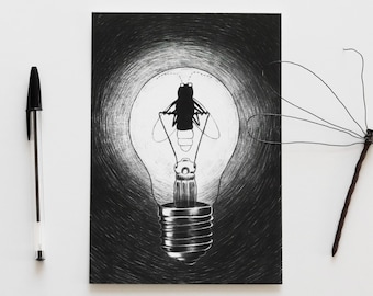 Stampa "SPARK" - illustrazione di una lucciola dentro a una lampadina accesa - disegno in penna nera realizzato durante l'Inktober - A5, A6