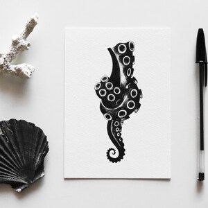 Stampa KNOT illustrazione di un tentacolo di polpo con un nodo disegno in penna nera realizzato durante l'Inktober A5, A6 immagine 7