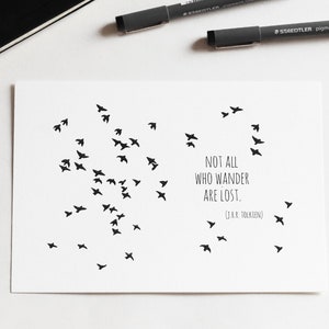 Stormo di uccelli nel cielo con frase di Tolkien sul vagare - illustrazione metaforica di animale con citazione motivazionale - stampa A5