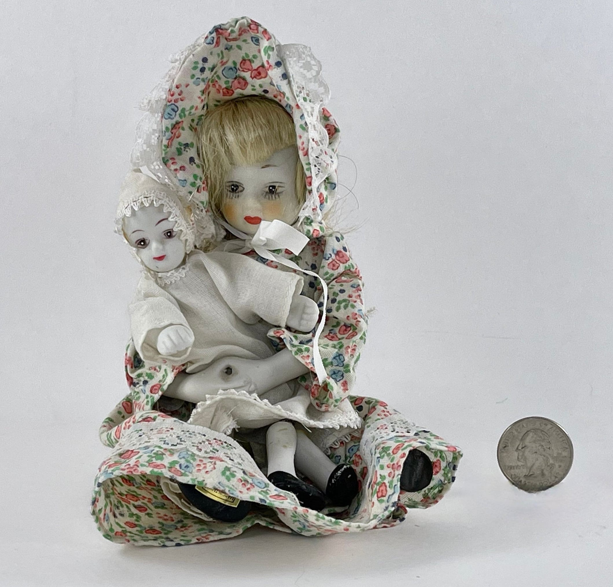 * antique baby doll ୨୧ * 小さな陶器製 の女の子 Vintage 1980s Porcelain Bisque Pioneer Mother & Baby Doll