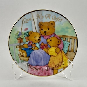 Vintage 1996 Avon Collectibles - Love... It&#39;s A Gift! Mother&#39;s Day 1996 Collectible Plate