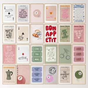 Puede incluir: Un collage de pared de 16 impresiones de arte imprimibles con varios diseños, que incluyen una taza de café, una carta de juego, una cereza y un número 7 de la suerte. Las impresiones son de varios colores, incluidos rosa, verde y azul.