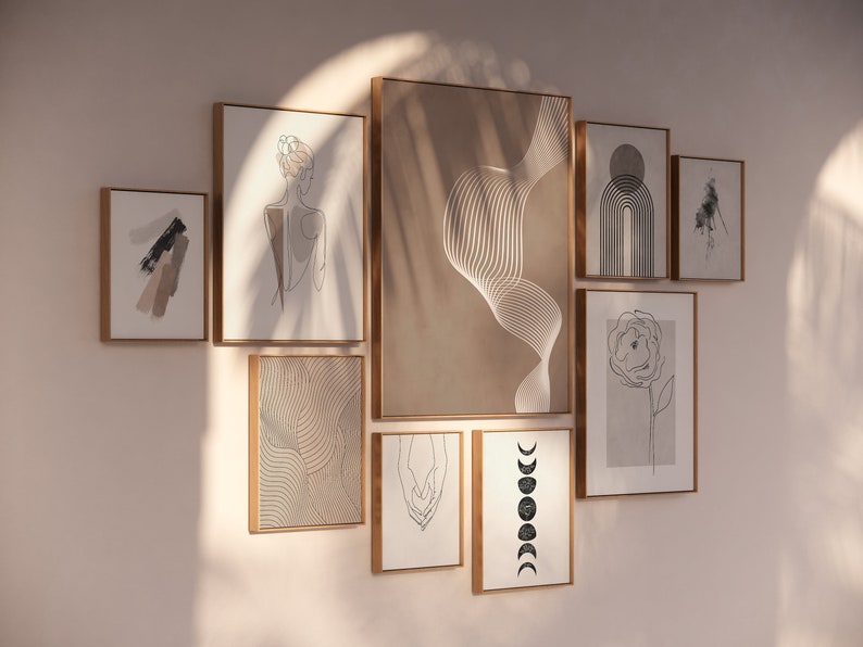 Puede incluir: Una pared de galer&iacute;a con nueve impresiones enmarcadas que presentan arte lineal abstracto y dise&ntilde;os minimalistas en negro, blanco y marr&oacute;n.