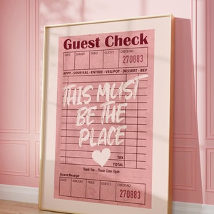 ゲストチェックのウォールアート、This Must Be The Placeのプリント、レトロなレシートポスター、ピンクのアパートメントのインテリア、トレンディなウェスタンアートプリント、プレッピースタイルのウォールデコレーション